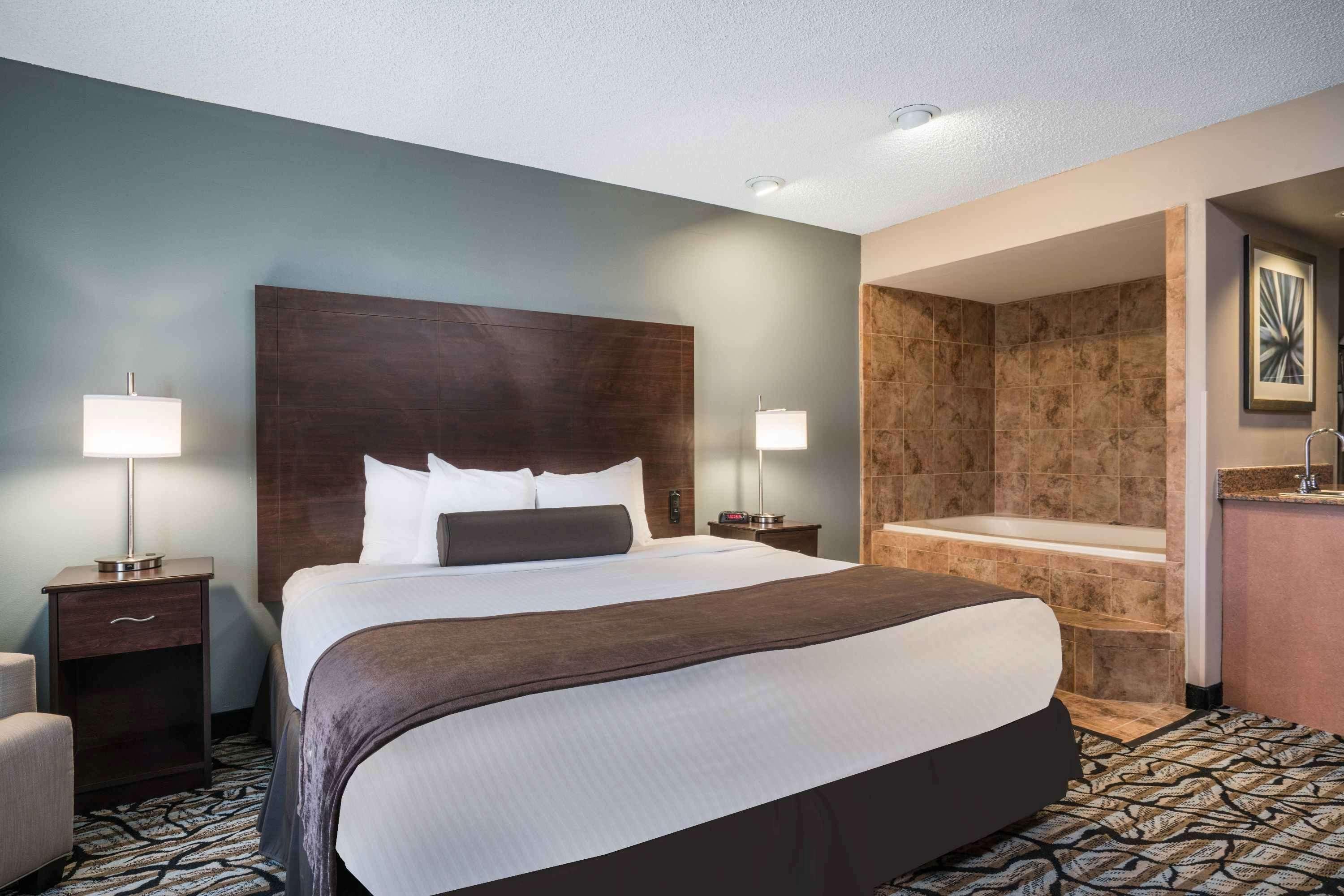 Days Inn & Suites By Wyndham Wausau Kültér fotó